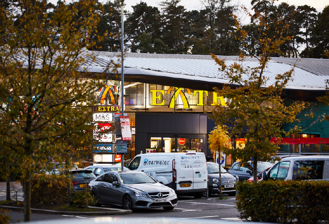 Photo of entrance and car park at Beaconsfield Services