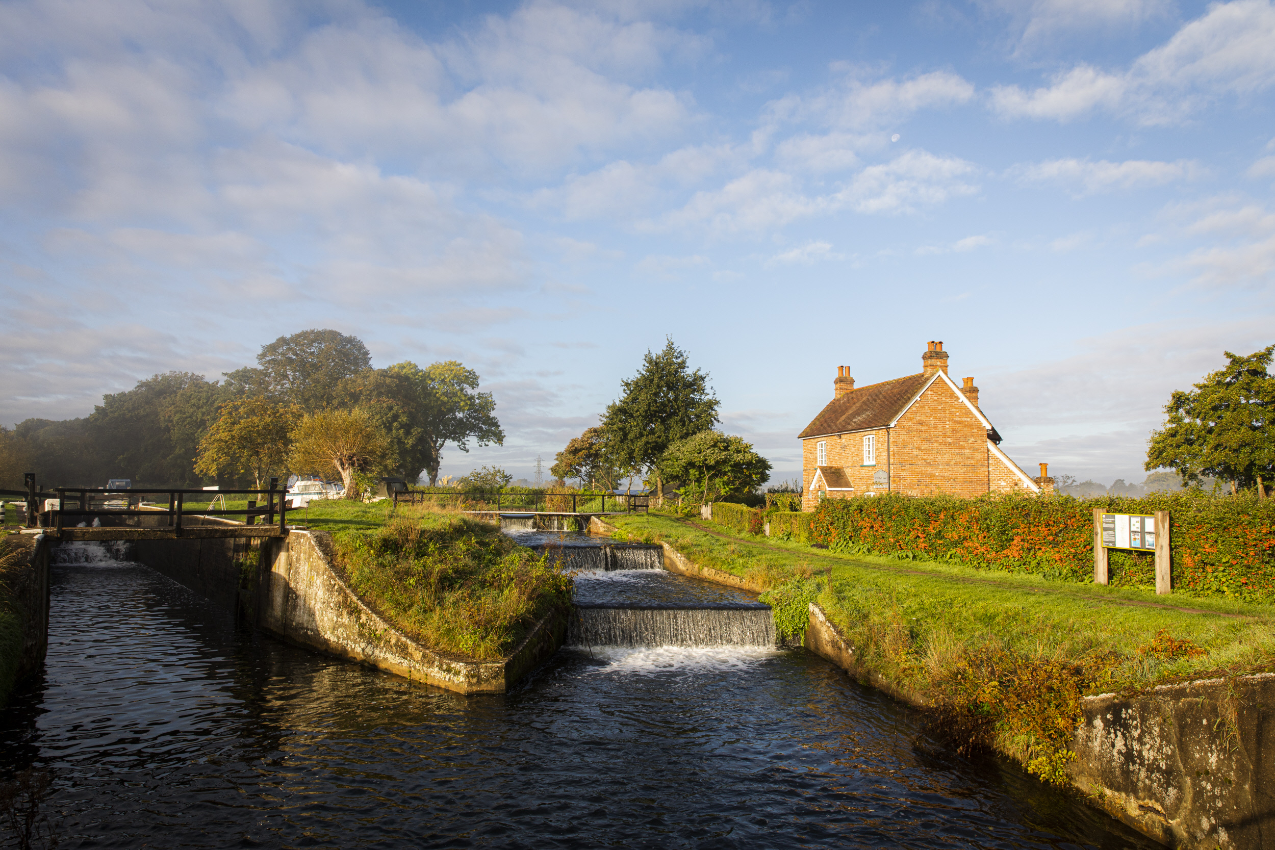 River Wey and Godalming Navigations and Dapdune Wharf - National Trust
