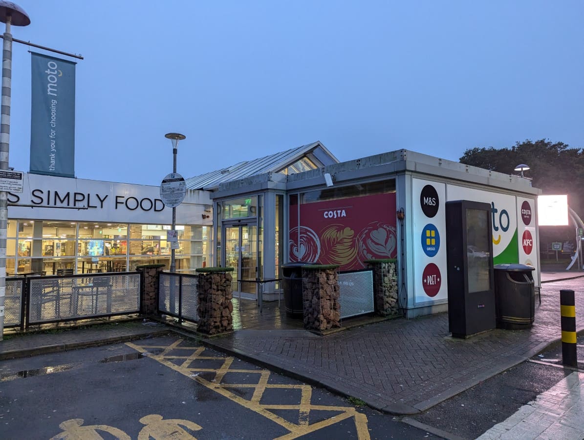 M4 - Leigh Delamere Services - Eastbound - Moto