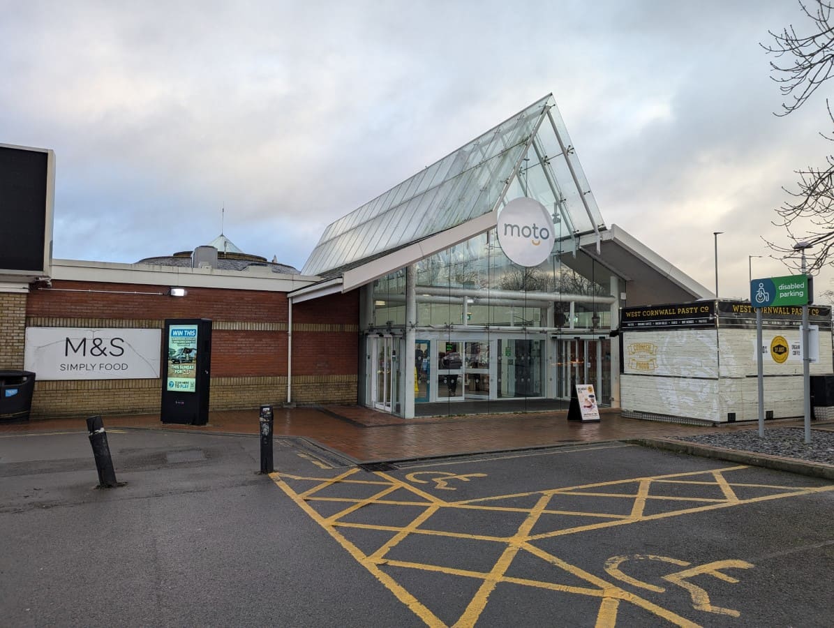 M4 - Reading Services - Eastbound - Moto