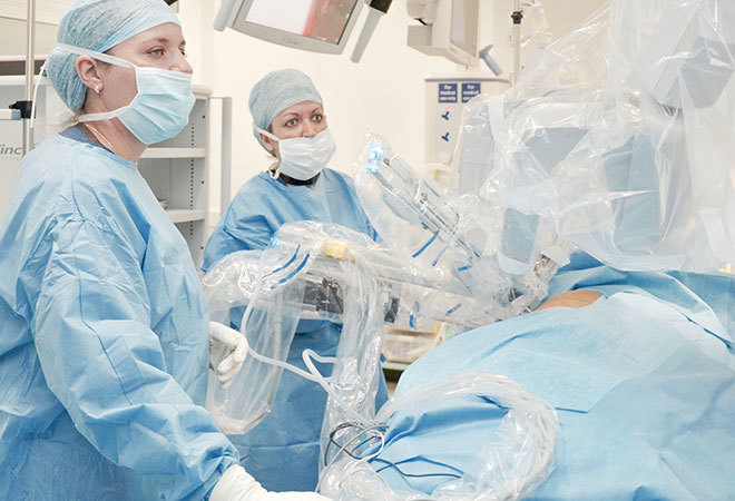 "Surgeons using the da Vinci Robot"