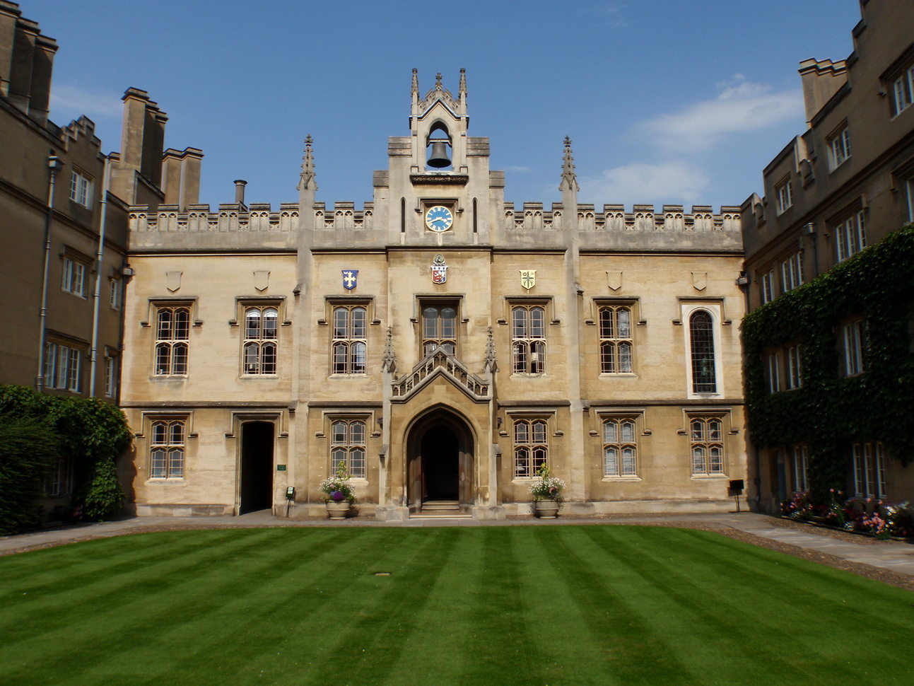 Photo of Cloister Court at the College