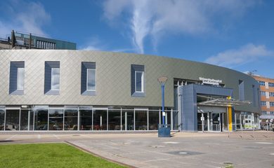 Image shows the exterior of the University Hospital Southampton building 